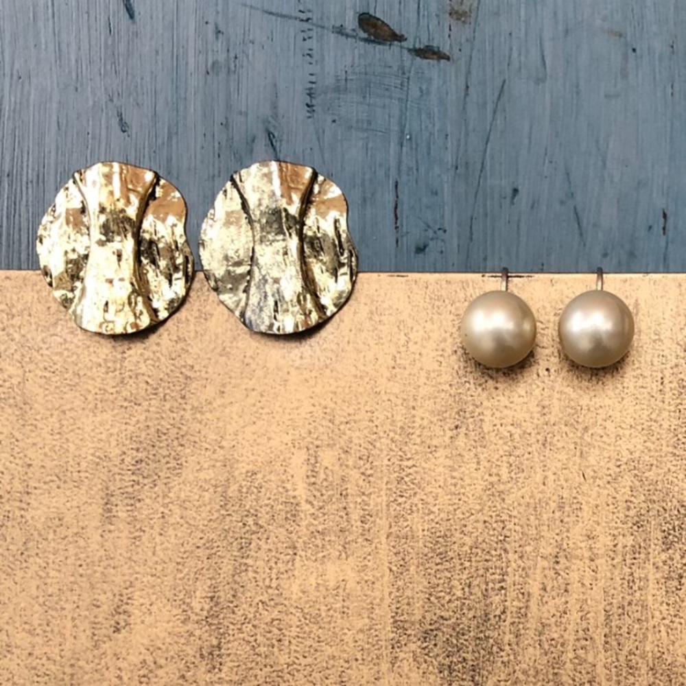 3 pairs gold-tone clip-on earrings - Picture 3 of 9
